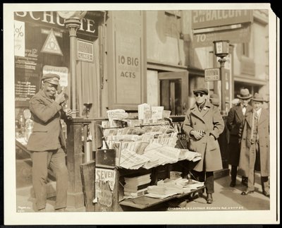 Blinde krantenverkoper, John Lanz, bij zijn kraam op de noordoostelijke hoek van 7th Avenue en 47th Street, New York, 1926 door Byron Company